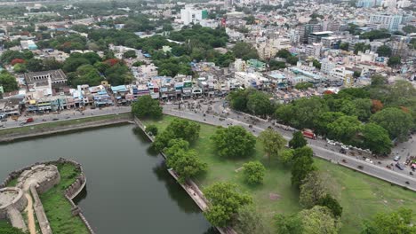 Toma-Aérea-Que-Captura-La-Carretera-Que-Pasa-Por-La-Ciudad-De-Vellore.