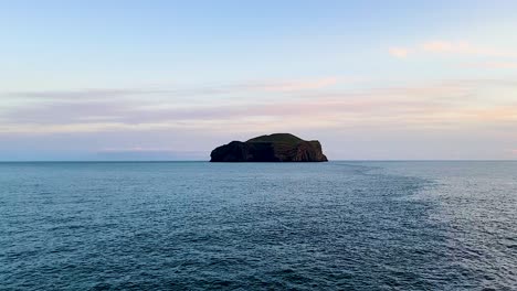 Abgeschiedene-Insel-Elliðaey-Im-Isländischen-Vestmannaeyjar-Und-Offenes-Meer,-Pov-Vom-Boot-Aus