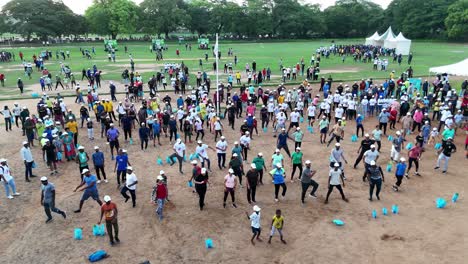 Toma-Aérea-De-Personas-Haciendo-Ejercicio-En-Maratón.