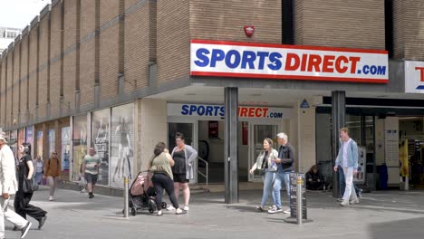 Fachada-Exterior-De-La-Tienda-Sports-Direct-Con-Compradores,-Exeter-Devon,-Reino-Unido,-Junio-De-2024