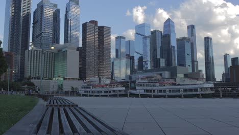 Abendlicher-Zeitraffer-Der-Skyline-Von-Hudson-Yards-Mit-Blauem-Himmel-Und-Wolken-Vom-Pier-84