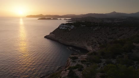 Vista-Aérea-Durante-La-Puesta-De-Sol-De-La-Ciudad-Costera-Mediterránea,-Isla-De-Mallorca