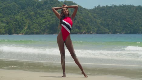 Una-Joven-Trinitense-En-Bikini-Está-En-La-Playa-De-La-Isla-Tropical-De-Trinidad-En-Un-Día-Soleado