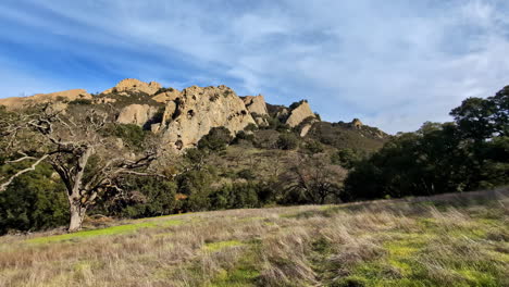 Slow-Landscape-at-Walnut-Creek-dry-hills,-trees,-land-of-California-Mammoth-Rock