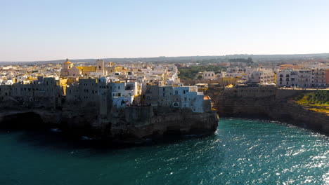 Amplio-Recorrido-Con-Drones-Sobre-Polignano-A-Mare-En-Puglia,-Italia.