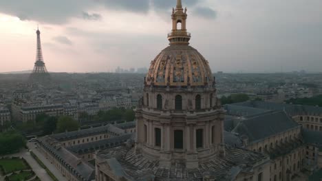 Les-Invalides-Con-Cúpula-Dorada-Y-Tour-Eiffel-Al-Fondo,-París-En-Francia