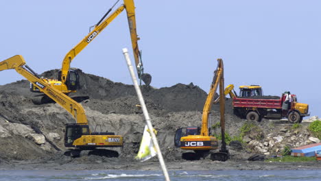 Extracción-De-Arena-Junto-Al-Mar-Y-Recolección-De-Minerales-De-Arena-Negra