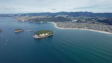 Hauturu-Island-Und-Maukaha-Rocks-In-Der-Nähe-Der-Stadt-Whangamata-In-Waikato,-Nordinsel,-Neuseeland