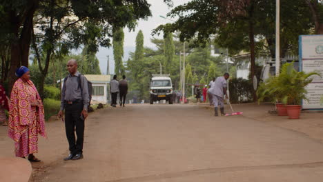 Caminando-Por-Un-Hermoso-Pueblo-Rural-Africano-Con-Autos-Y-Personas