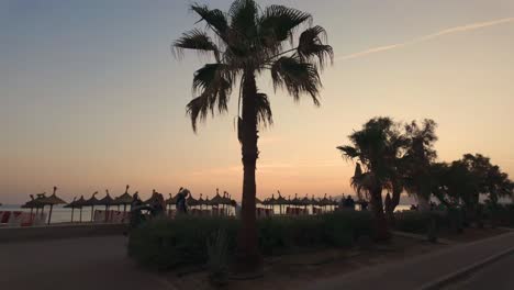 Paseo-Al-Atardecer-En-La-Playa-De-Can-Pastilla-Mallorca-Islas-Baleares-España,-Popular-Destino-De-Vacaciones