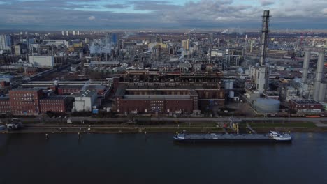 Planta-Química-En-Un-Gran-Puerto-Industrial,-Plataforma-Rodante-Con-Drones