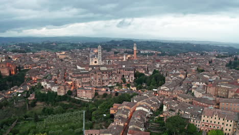 Center-of-Siena-a-Medieval-UNESCO-World-Heritage-Site-city-in-Tuscany,-aerial