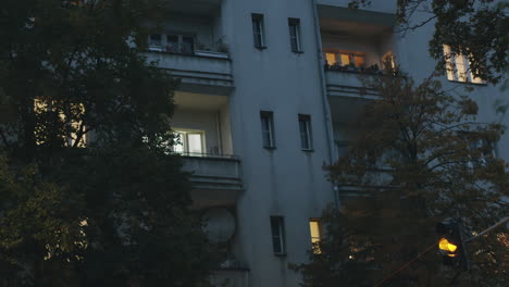 Edificio-De-Apartamentos-Iluminado-Por-La-Noche-Con-árboles-Y-Farolas