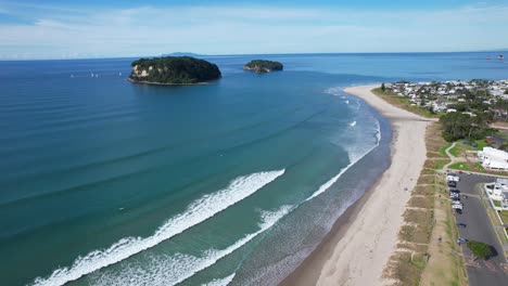 Playa-De-Surf-De-Whangamata-Con-La-Isla-Hauturu-Al-Fondo-En-Whangamata,-Isla-Norte-De-Nueva-Zelanda