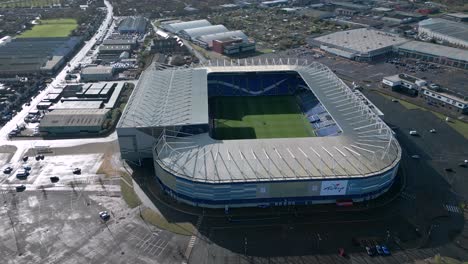 Vista-Aérea-Panorámica-Del-Estadio-De-La-Ciudad-De-Cardiff,-Desarrollo-De-Terrenos-Residenciales-Modernos