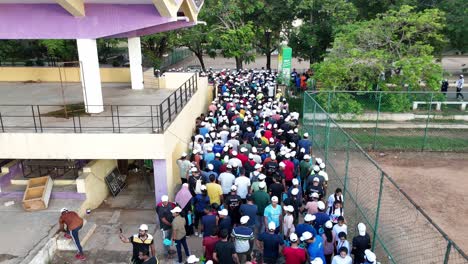 Toma-Aérea-De-Drones-De-Personas-Esperando-El-Maratón.