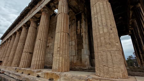 El-Templo-De-Hefesto-Cuenta-Con-Majestuosas-Columnas-Dóricas,-Que-Muestran-La-Elegancia-Griega-Antigua.