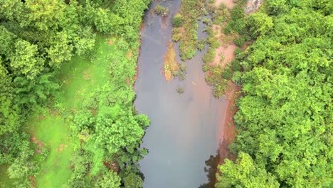 Drohne-Folgt-Kanal-Im-Grünen-Wald-In-Konkan