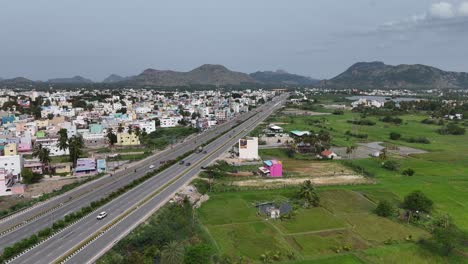 Chennai-A-Hosur-Highway-Durante-La-Hora-Pico-De-La-Mañana-Con-Vehículos-Moviéndose-En-Ambas-Direcciones