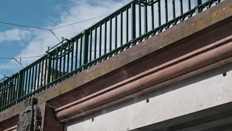 Historische-Gebäude-Und-Brücke-In-Straßburg,-Frankreich-An-Einem-Sonnigen-Tag