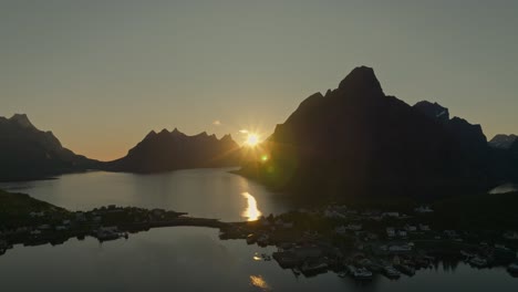 Sonnenuntergang-Hinter-Der-Silhouette-Der-Berge-In-Norwegen,-Lafoten,-Luftaufnahme