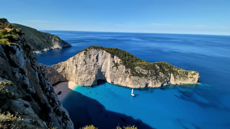 Idílico-Paisaje-Peninsular-En-La-Playa-Azul-De-Navagio,-Lugar-De-Viaje-Griego,-Panorámico.