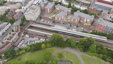 Vista-Aérea-De-La-Estación-Central-De-Trenes-De-Exeter-En-Devon,-Reino-Unido,-Rodeada-De-Edificios-Residenciales-Y-Comerciales.