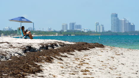 Key-Biscayne,-Florida-Beach-Con-El-Horizonte-De-Miami-En-Segundo-Plano.