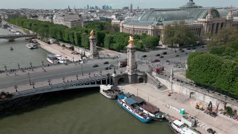 Puente-Alexandre-De-París-Sobre-El-Río-Sena-Con-El-Grand-Palais-Al-Fondo-Y-El-Tráfico-De-Automóviles-En-La-Carretera,-Francia