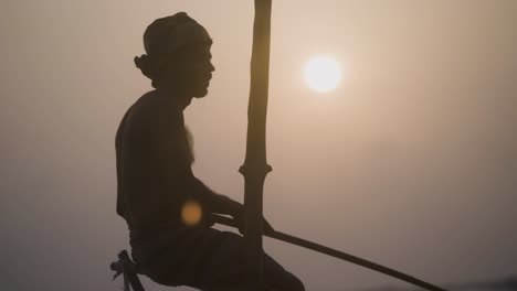 Ein-Fischer-Balanciert-Bei-Sonnenaufgang-Auf-Einer-Traditionellen-Stelze-In-Sri-Lanka