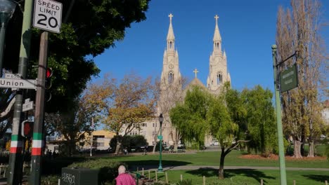 Iglesia-De-Los-Santos-Pedro-Y-Pablo-Y-Washington-Square-En-San-Francisco-CA,-EE.UU.,-Vista-Desde-El-Autobús-En-Union-Street