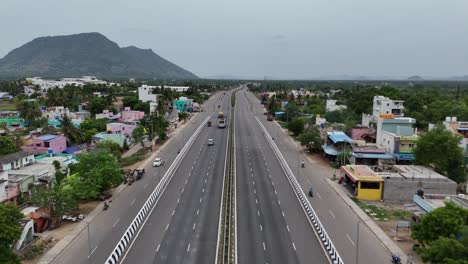 Erhöhte-Aufnahmen-Der-Autobahn,-Die-Durch-Eine-Lebendige,-Geschäftige-Stadt-Führt