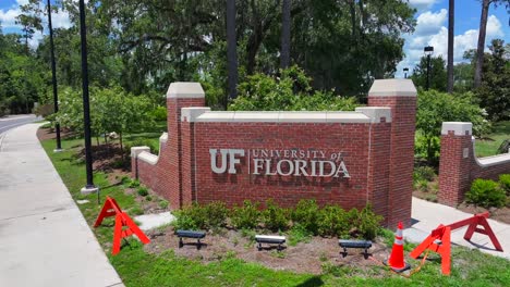 Universidad-UF-De-Florida-Cartel-En-La-Pared-De-Ladrillo-Rojo-En-La-Ciudad-Americana-De-Gainesville,-Florida