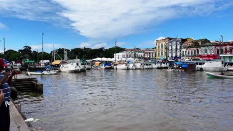 Brasil,-Pará:-La-Bahía-Del-Mercado-De-Açaí,-Que-Muestra-Una-Actividad-Bulliciosa-Y-Puestos-Vibrantes