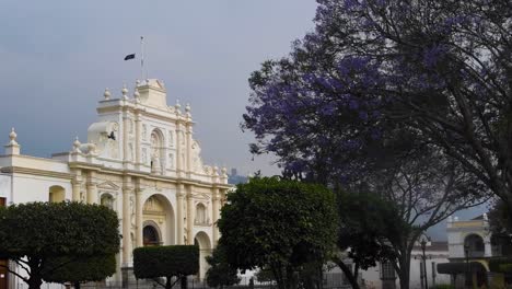 Erleben-Sie-Den-Ruhigen-Flug-Einer-Taube-In-Zeitlupe,-Die-Anmutig-Vor-Der-Kulisse-Der-Historischen-Kathedrale-Von-Antigua-Guatemala-Gleitet