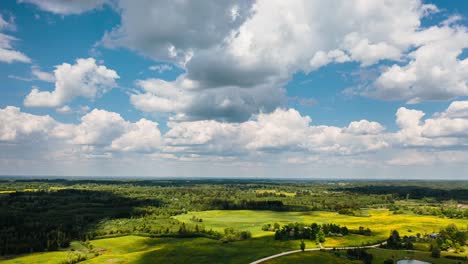 Impresionante-Hiperlapso-Aéreo-De-Paisajes-Nublados-Del-Paisaje-Rural-En-Un-Campo-Verde