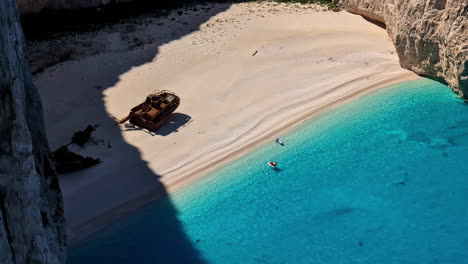 Naufragio-En-La-Playa-De-Navagio-Con-Aguas-Cristalinas-Y-Arena-Blanca-En-Zakynthos,-Grecia