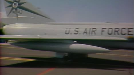 Militärjets-Der-US-Luftwaffe-Aus-Den-1970er-Jahren-Auf-Der-Landebahn