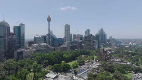 Vista-Aérea-Por-Drones-De-Hyde-Park,-Australia,-Con-Monumentos-Emblemáticos:-El-Sydney-Tower-Eye,-St.