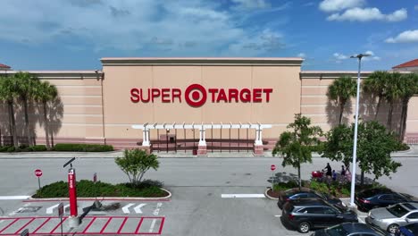 Super-Target-Laden-In-Einem-Einkaufszentrum-In-Einem-Vorort-Von-Florida