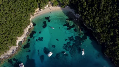 Revealing-Zoom-Out-Top-View-over-Blue-Lagoon-Beach-in-Sivota,-Greece