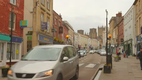 Vida-En-La-Calle-En-La-Ciudad-Británica-De-Wells-En-Un-Día-Nublado