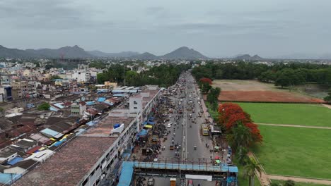 Aufnahmen-Der-Autobahn-Von-Chennai-Nach-Hosur-Bei-Leichtem-Regen