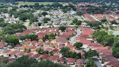 Vista-Aérea-De-Barrios-Americanos-De-Lujo-En-El-Suburbio-De-La-Ciudad-Americana,-Florida.