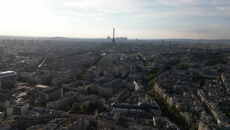 Stadtbild-Von-Paris-Mit-Eiffelturm-Und-Wolkenkratzern-Von-La-Défense-Im-Hintergrund,-Frankreich