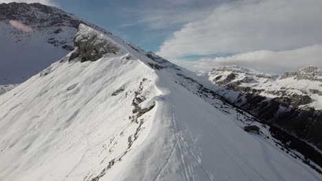 Vuelo-Con-Drones-Sobre-Los-Picos-Nevados-De-Las-Montañas-En-Suiza