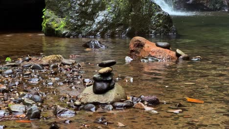 Equilibrio-De-Piedra-De-Río-En-El-Río