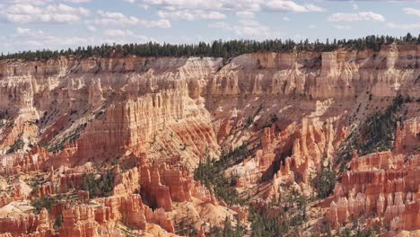 Parque-Nacional-Bryce-Canyon,-Utah,-Estados-Unidos,-Visto-En-Una-Toma-Panorámica-Lateral-Con-Un-Dron