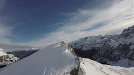 Drohnenflug-Entlang-Einer-Schweizer-Bergkette