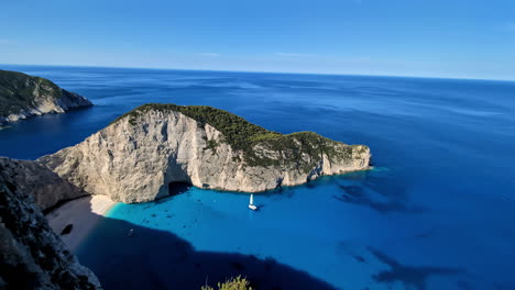 Playa-Del-Naufragio-De-Navagio-En-Zakynthos,-Cala-Expuesta,-Islas-Jónicas,-Grecia